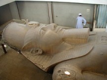 Menfis: colosso Ramses II