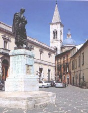 Sulmona: statua di Ovidio