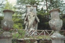 Elefante con torretta e soldato romano