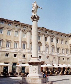 Colonna con statua di Carlo VI