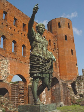 Porta Palatina e Statua di Cesare Augusto