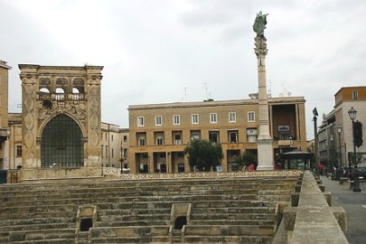 Piazza S. Oronzo, Sedile e statua di Sant'Oronzo