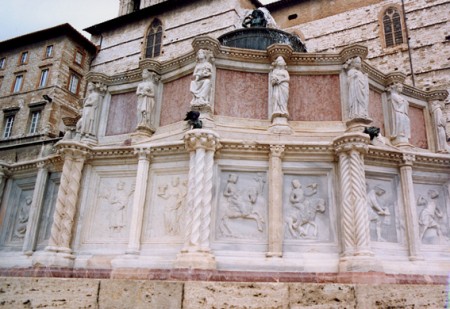 Fontana Maggiore: decorazioni